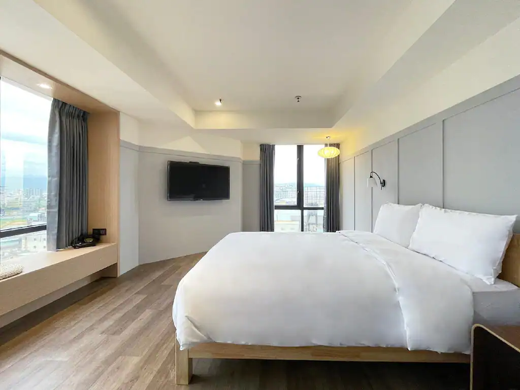 葉綠宿川閱館的明亮大窗景與簡約雙人房設計，提供舒適放鬆的入住體驗，是台灣大道飯店中深受旅客歡迎的選擇。