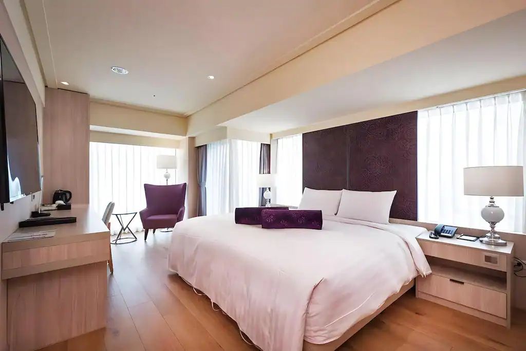 葉綠宿茶覺館明亮雙人房，大片落地窗搭配木質地板與舒適大床，房內設有閱讀椅與書桌，氛圍清新安靜。